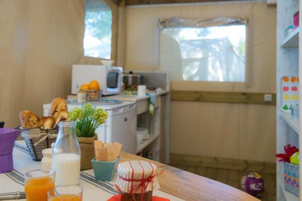 Eurocamp Tents At Campsite Polari 罗维尼 外观 照片